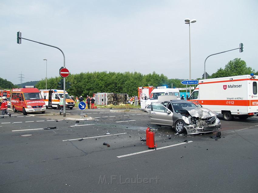 Schwerer Unfall mit Reisebus Lohmar Donrather Dreieck P027.JPG